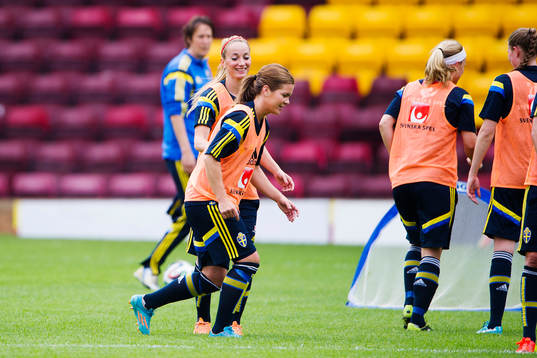 Sveriges ￼Kosovare Asllani och Hanna Folkesson
