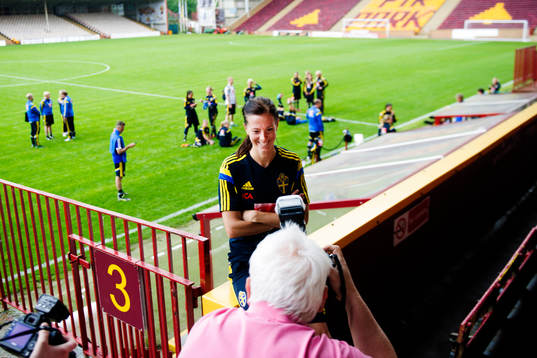Sveriges Lotta Schelin fotograferas  på Fir Park