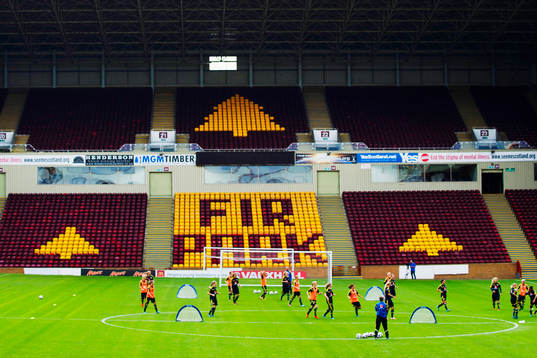 Sveriges spelare värmer upp på Fir Park