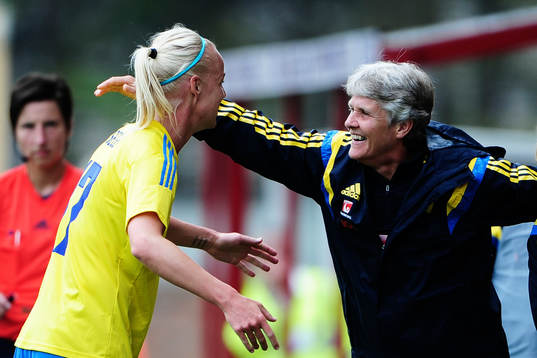Sveriges Caroline Seger och förbundskapten Pia Sundhage