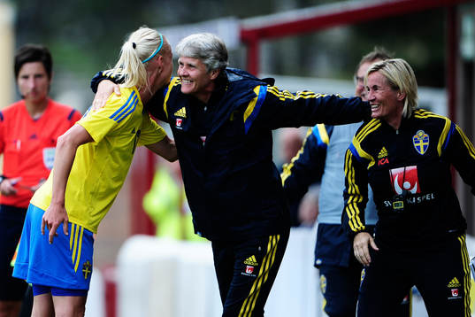 Sveriges Caroline Seger och förbundskapten Pia Sundhage