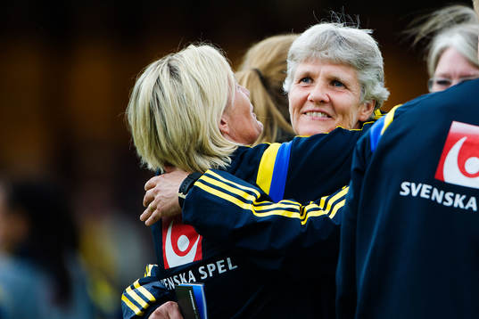 Sveriges förbundskapten Pia Sundhage  jublar och kramar om