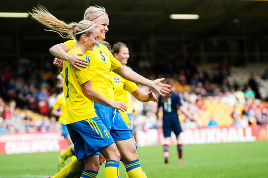 Sveriges Kosovare Asllani och Nilla Fischer jublar