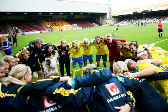 Sveriges spelare samlas i en ring innan fotbollsmatchen i
