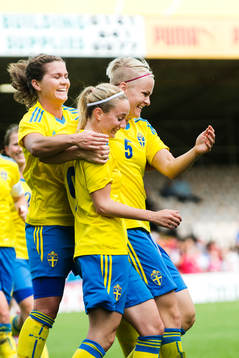 Sveriges Hanna Folkesson och Nilla Fischer jublar