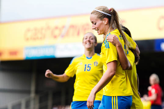 Sveriges Kosovare Asllani jublar