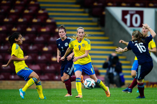 Sveriges Malin Diaz och Kosovare Asllani utmanar Skottlands
