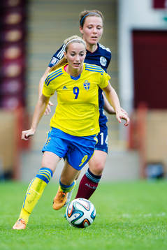 Sveriges Kosovare Asllani och Skottlands Rachel Corsie