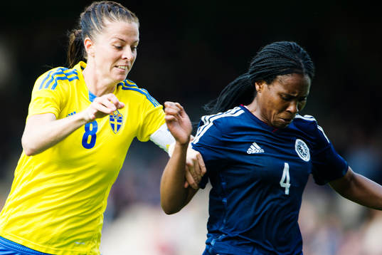 Sveriges Lotta Schelin och Skottlands Ifeoma Dieke