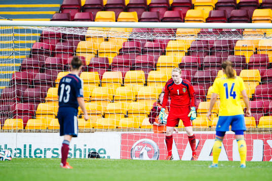 Sveriges målvakt Hedvig Lindahl står beredd för en straff