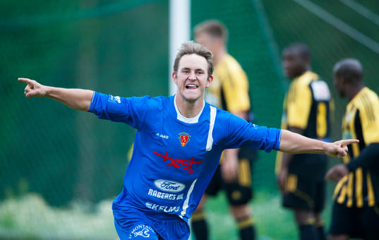 Saxemaras Martin Angänger har gjort 1-0 och jublar i