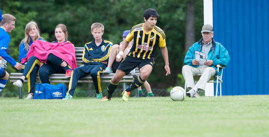 Publiken spanar in IFK Hässleholms Diego Delgado i matchen