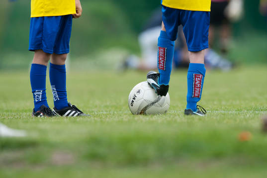 Bollkallar med foten på bollen i matchen i division 3