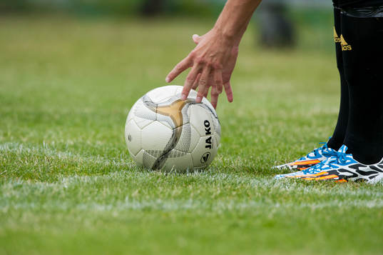 Bollen läggs till rätta för frispark i matchen i