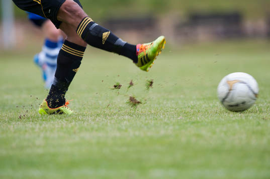 Fotbollsskor Adidas i matchen i division 3 mellan Saxemara