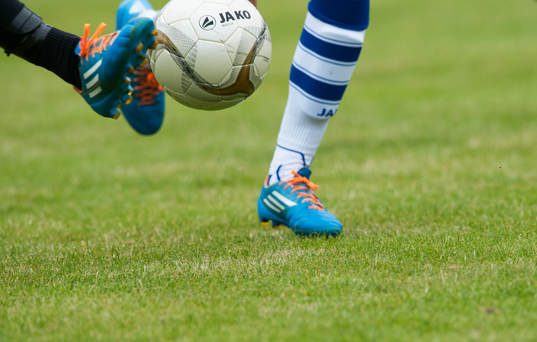 Fotbollsskor Adidas, kamp om bollen, i matchen i division 3