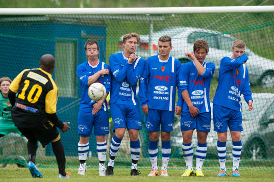 IFK Hässleholms Inatimi Biotonye lägger frispark mot