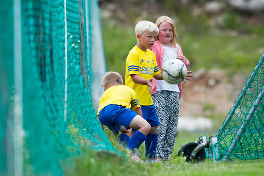 Bollkallar i matchen i division 3 mellan Saxemara och IFK