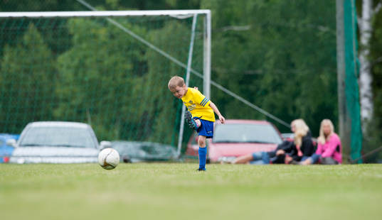 Bollkallar sparkar boll i halvtid i matchen i division 3