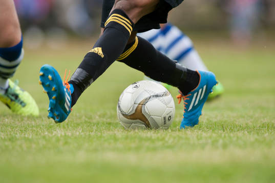 Bollbehandling med fotbollsskor Adidas i matchen i division