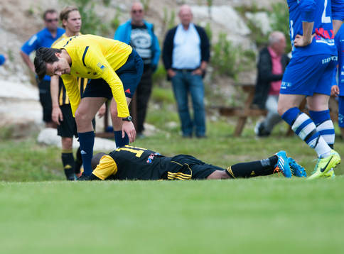 Domare kollar skadad spelare i matchen i division 3 mellan