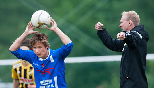 Inkast av Saxemara-spelare och till höger ger