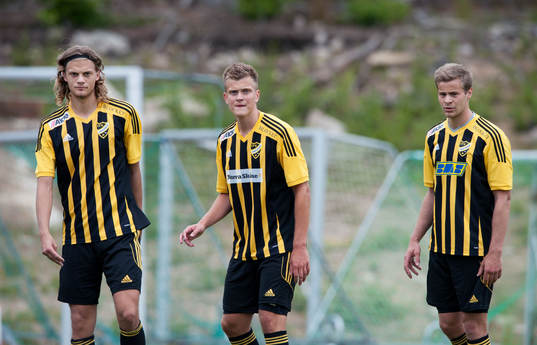 Tre IFK Hässleholms-spelare väntar på hörnspark, Linus