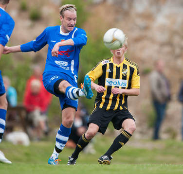 En Saxemara-spelare rensar undan i matchen i division 3