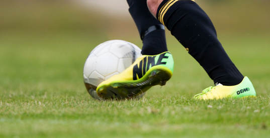 God bollkontroll med fotbollsskor Nike i matchen i division