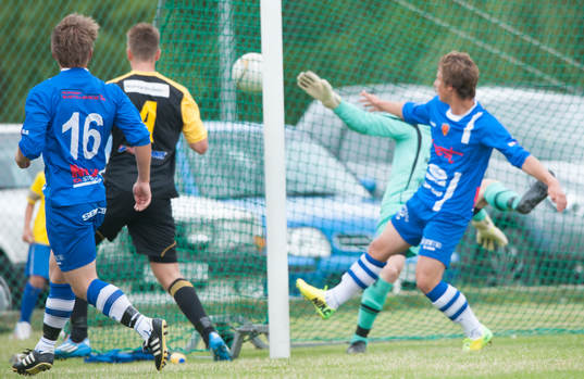 Hässleholms Niklas Jönsson nickar in  1-2 i matchen i