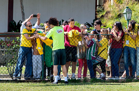 Brasiliens David Luiz skriver autografer