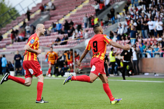 Syrianskas Saman Ghoddos och Dinko Felic jublar