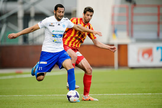 Värnamos Juan Robledo och Syrianskas Syrianskas Uros Delic