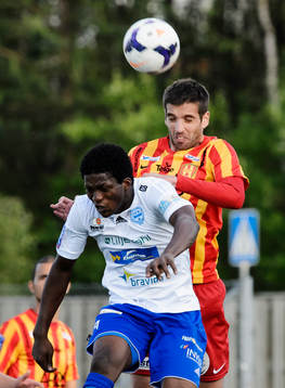 Värnamos Benjamin Fadi och Syrianskas Uros Delic