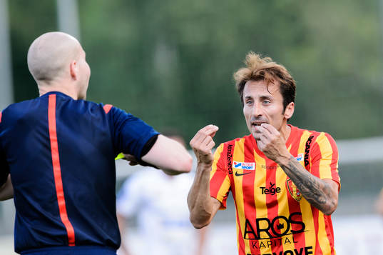 Domare Ville Nevalainen ger gult kort och Louay Chanko