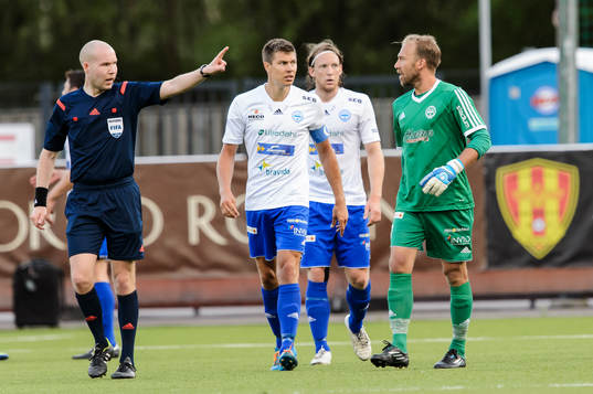 Värnamos spelare och målvakt Björn Åkesson protesterar