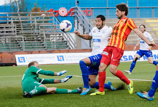 Syrianskas Nikola Grubjesic och Värnamos Juan Robledo och