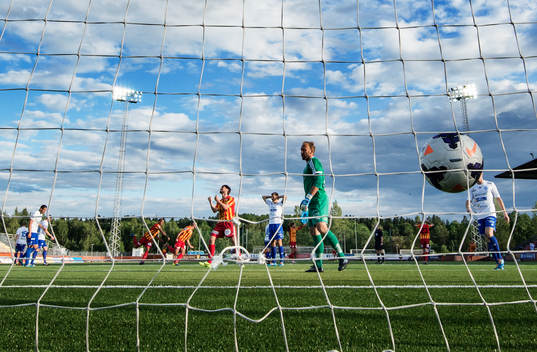 Syrianskas spelare jublar och Värnamos spelare deppar