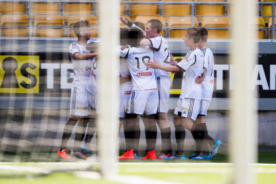 Brommapojkarnas spelarna jublar