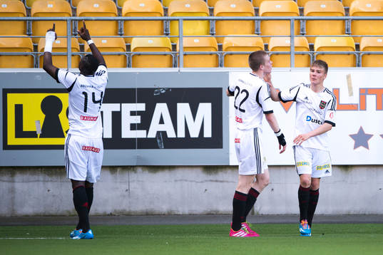 Brommapojkarnas spelarna jublar