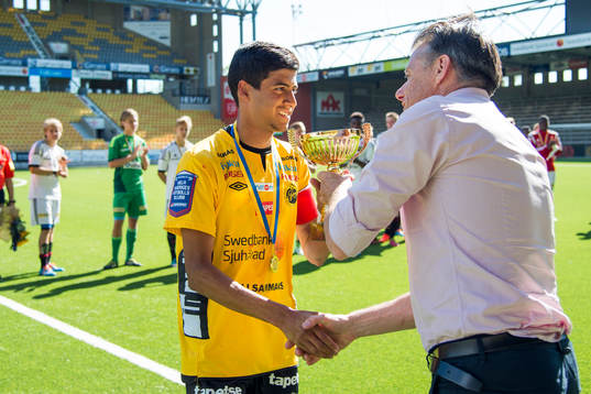Elfsborgs lagkapten Rami Dridi tar emot segerpokalen av