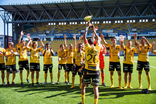 Elfsborgs Rami Dridi lyfter pokalen med lagkamraterna