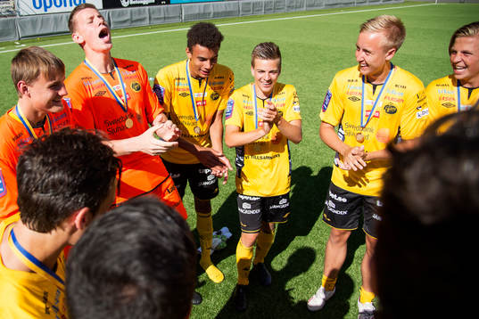 Elfsborgs målvakt Davis Olsson leder firandet