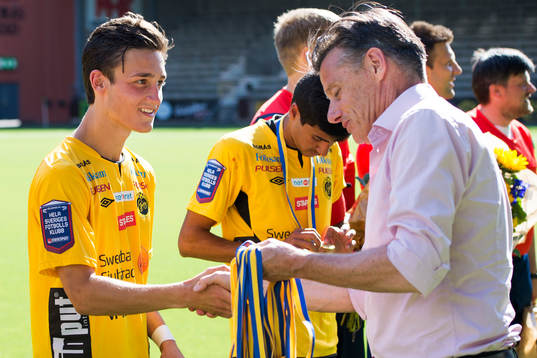 Elfsborgs Oskar Nar tar emot seger medaljen av Svenska