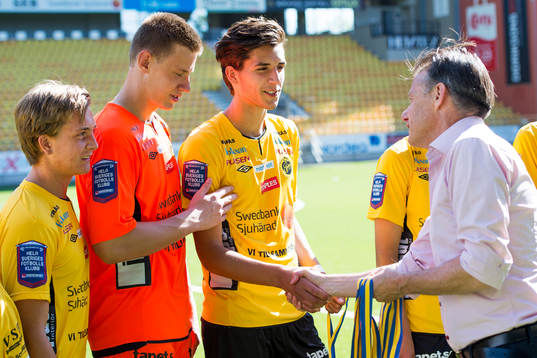 Svenska fotbollsförbundets Stefan Lundin delar ut