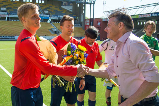 Förbundets Stefan Lundin delar ut blommor till domartrion
