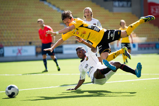 Elfsborgs Oskar Nar tas bryskt av Brommapojkarnas Lowe