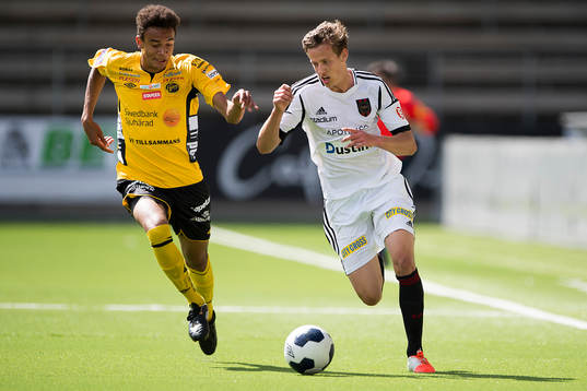 Brommapojkarnas Olliver Rodeblad Lowe jagas av Elfsborgs