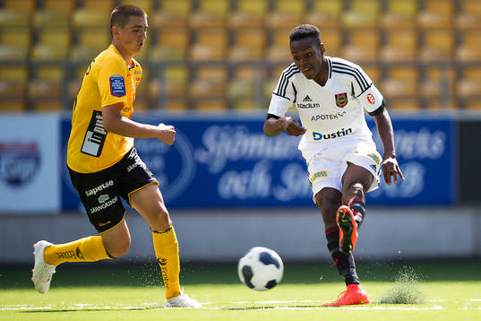 Brommapojkarnas Joel Asoro skjuter på mål och Elfsborgs