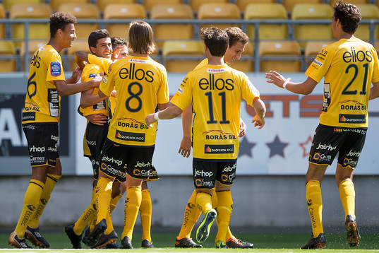 Elfsborgs Rami Dridi (mitt i bild) jublar med övriga